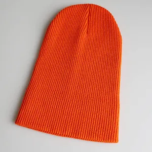 Leuchtend orangefarbene Rippstrick-Mütze im minimalistischen Stil für Erwachsene im Winter