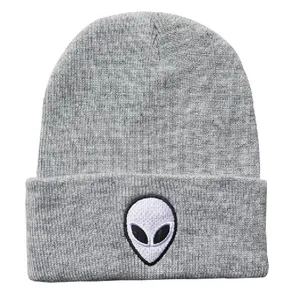 Hellgraue Strickmütze mit Alien-Stickerei und klassischem Umschlag für Damen und Herren