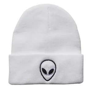 Weiße Strickmütze mit Alien-Stickerei und Rippstruktur für modischen Winter-Look