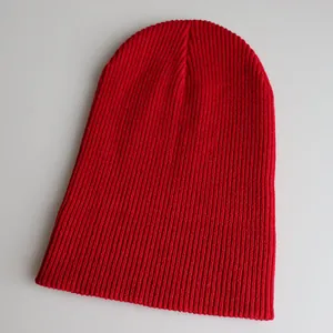 Detaillierte Nahaufnahme der gerippten Strickstruktur und roten Farbe der Beanie-Mütze