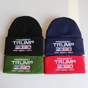 Detail von vier Strickmützen mit Trump 2020 Flaggen-Stickerei in verschiedenen Farben