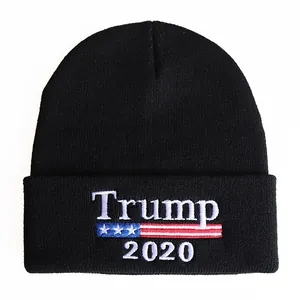 Schwarze Trump 2020 Strickmütze mit amerikanischer Flagge Bestickung auf weißem Grund