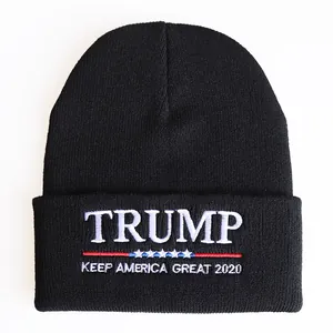 Nahaufnahme der weißen Trump 2020 Stickerei auf einer schwarzen Strickmütze