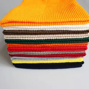 Vielzahl an bunten gerippten Strickmützen für warme Wintermode und Outdoor-Skizubehör