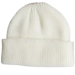 Einfarbige weiße Rippstrickmütze mit Umschlag für Wintermode und angenehme Wärme