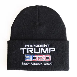Detail der schwarzen Trump 2020 Strickmütze mit hochwertiger US-Flaggen-Stickerei