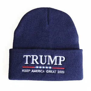 Detail der dunkelblauen Strickmütze mit Trump 2020 Stickerei und Sternen
