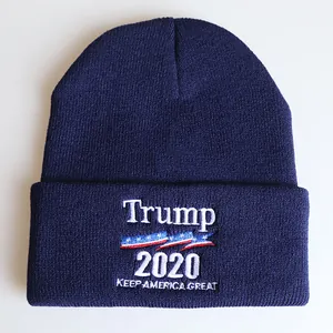 Detaillierte weiße Trump 2020 Stickerei auf einer dunkelblauen Strickmütze für Fans