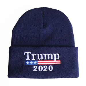 Nahaufnahme der hochwertigen Trump 2020 Stickerei auf einer dunkelblauen Strickmütze