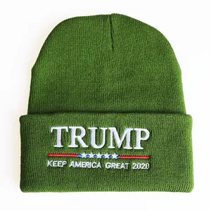 Detail der Trump Keep America Great Stickerei auf grüner Strickmütze für Herren