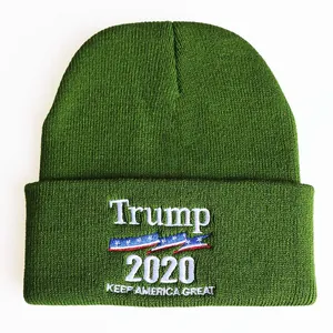 Detail der Trump 2020 Stickerei auf der olivgrünen gerippten Strickmütze