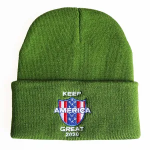 Nahaufnahme der Keep America Great 2020 Stickerei auf einer grünen Strickmütze