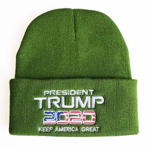 Detailaufnahme der grünen Trump 2020 Strickmütze mit hochwertiger Präsidenten-Stickerei