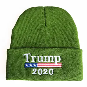 Detailansicht der Trump 2020 Stickerei und US-Flagge auf grüner Strickmütze
