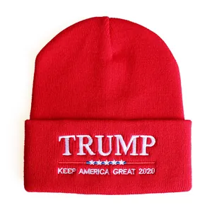 Detailansicht der roten Strickmütze mit Trump 2020 Stickerei und US-Flaggen-Applikation