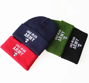 Detail der ONE-MAN ARMY Stickerei auf Strickmützen in Rot, Marineblau, Grün und Schwarz