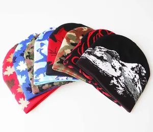 Detalle de seis gorros de punto jacquard con estampados de arce, camuflaje y montaña