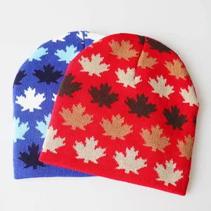 Detalle de los patrones de jacquard de hojas de arce en los gorros de punto elástico