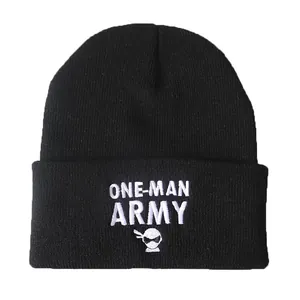 Schwarze ONE-MAN ARMY Strickmütze mit Stickerei und gerippter Textur auf weißem Grund