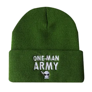 Dunkelgrüne Strickmütze mit weißer ONE-MAN ARMY Stickerei und Cartoon-Grafik-Detail