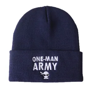 Dunkelblaue Beanie mit ONE-MAN ARMY Stickerei und Ninja-Icon im minimalistischen Streetwear-Stil