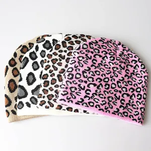 Gorros de punto con estampado de leopardo para invierno en cuatro colores como rosa y kaki