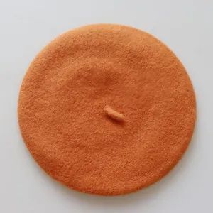 Vue de dessus du béret épais en laine orange avec texture feutrée et petit détail tige