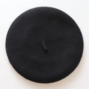 Béret classique en laine noire pour enfants avec texture épaisse et détail de queue