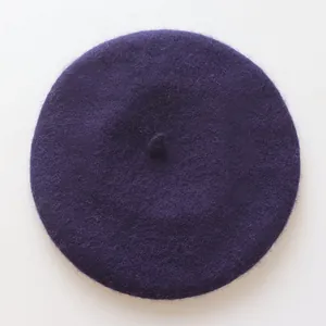 Gros plan du béret en laine épaisse avec coupe ronde classique et petite tige décorative