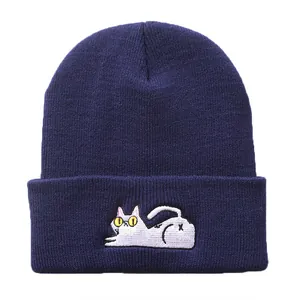 Detailansicht der dunkelblauen Strickmütze mit weißer Katzenstickerei und Rippenmuster