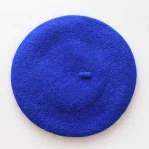 Vue de dessus d'un béret en laine bleu vif avec une texture en feutre et petit sommet