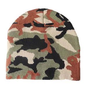 Detalle del gorro de camuflaje de invierno que muestra la textura y el patrón de punto