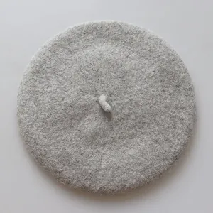 Détail du béret pour enfants en laine gris clair avec tige supérieure et feutre doux