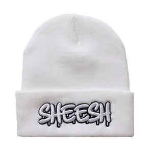 Weiße Strickmütze mit schwarz umrandeter SHEESH!-Stickerei im 3D-Graffiti-Stil