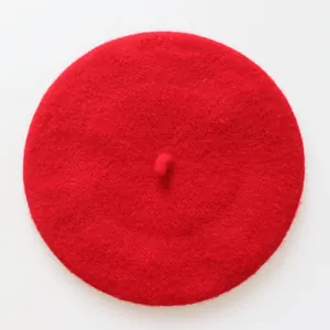 Béret classique rouge en laine pour enfants avec texture fibreuse et détail de tige