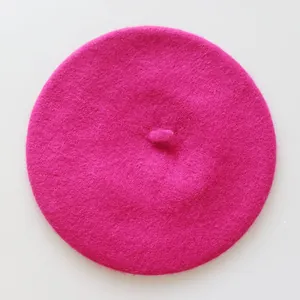 Vue de dessus d'un béret en laine rose épais pour enfant avec texture en feutre