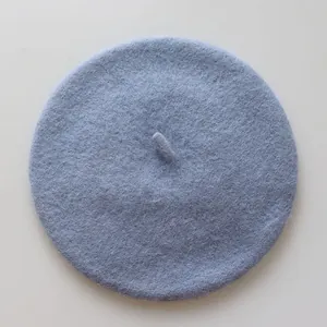 Vue détaillée du dessus d'un béret épais en laine bleu-gris avec petite tige classique