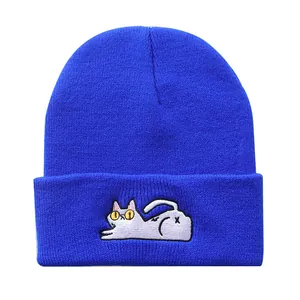 Detailansicht der königsblauen Strickmütze mit hochwertiger, süßer Katzenbestickung