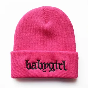 Trendiger pinker Strick-Beanie mit schwarzer Babygirl-Stickerei für Damen im Winter
