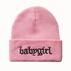 Rosa gerippte Strickmütze mit gotischer Babygirl-Bestickung auf weißem Hintergrund