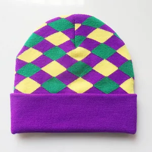 Gorro de punto con estampado de rombos en violeta verde y amarillo con dobladillo