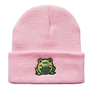 Rosa Strickmütze mit süßer grüner Frosch-Stickerei und Umschlag für warme Wintertage