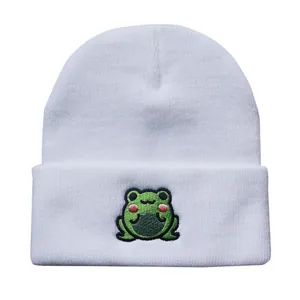 Weiße Strickmütze für Damen und Herren mit einer süßen grünen Frosch-Stickerei vorne