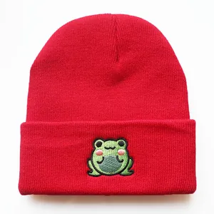 Süße rote Rippstrick-Mütze mit grüner Frosch-Stickerei für Damen und Herren