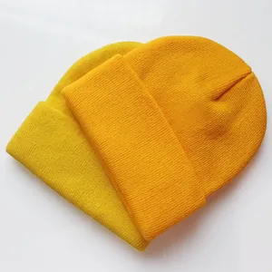 Klassische gerippte Strickmützen mit Umschlag in Gelb und Orange für den Winter