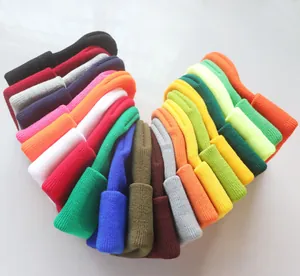 Detailansicht bunter Rippstrick-Beanies in einer Vielzahl von lebendigen Winterfarben