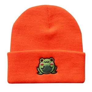 Leuchtend orangefarbene Strickmütze mit süßer Froschbestickung am breiten Umschlag