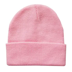 Detailansicht der feinen Strickstruktur und des Umschlags dieser pinkfarbenen Strickmütze