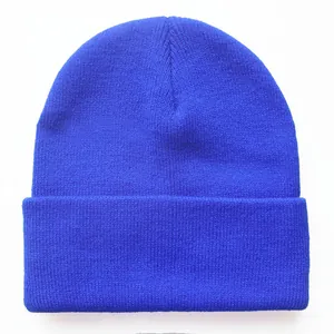 Makroaufnahme der gerippten Strickstruktur der blauen Beanie mit breitem Umschlag
