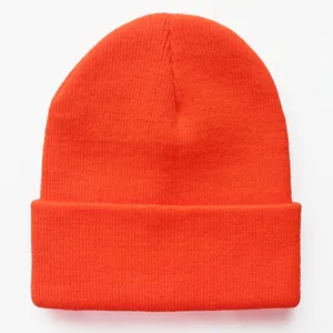 Detailansicht der hellorangen gerippten Strickstruktur dieser warmen Beanie-Mütze